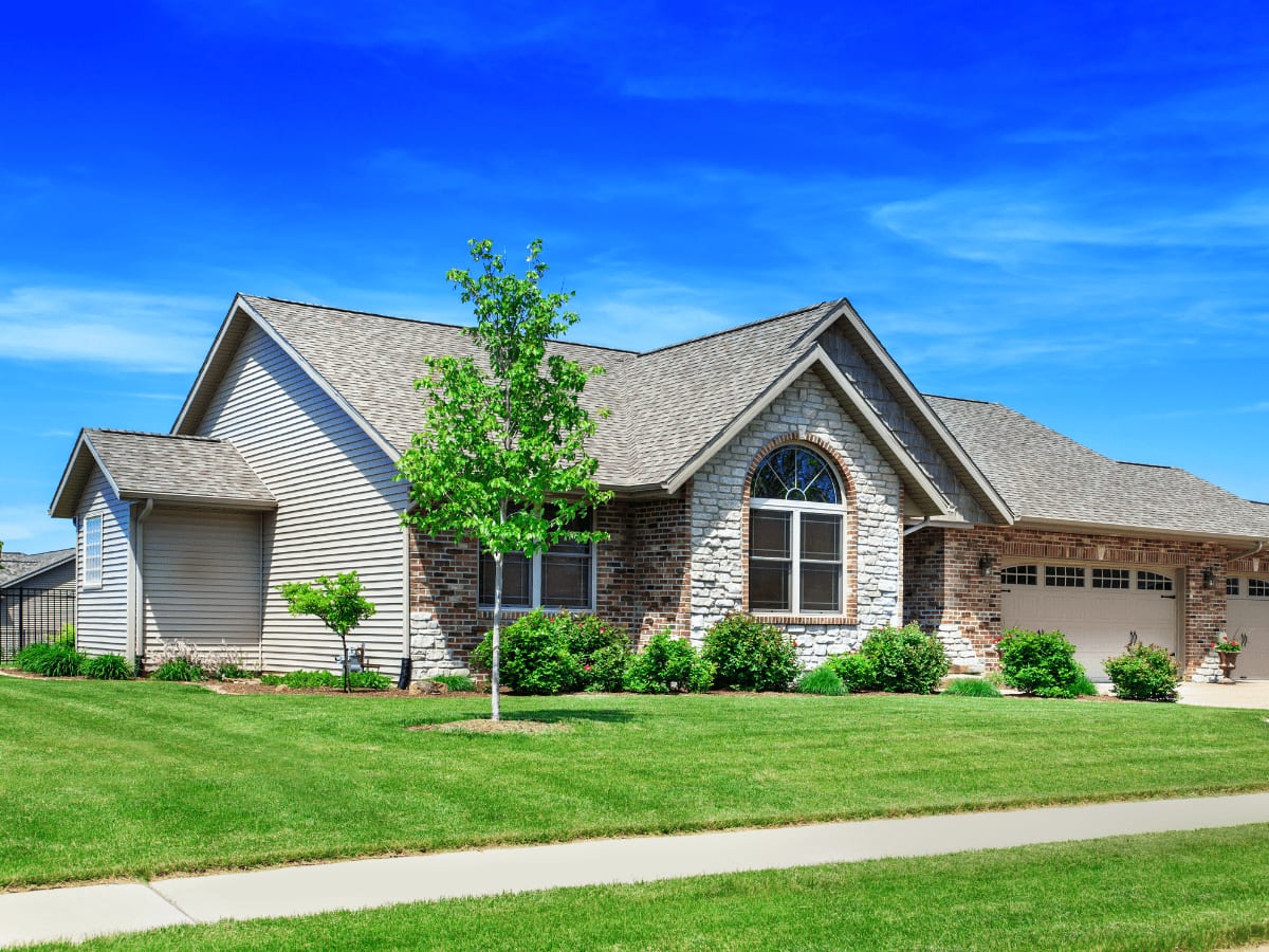 Comprehensive Guide To Getting Your Home’s Vinyl Siding Cleaner + 3 Steps To Maintain It