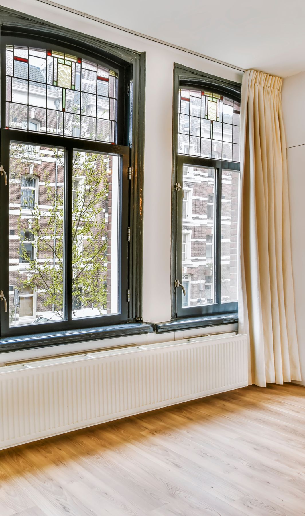 Interior glass cleaning with squeegee